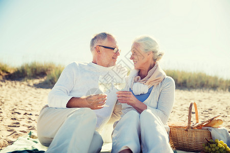 家庭,龄,旅游,旅游人的快乐的老夫妇夏天的海滩野餐交谈图片