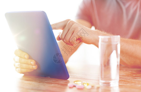 药物,技术,营养补充剂人的男手与平板电脑,药丸水桌子上图片