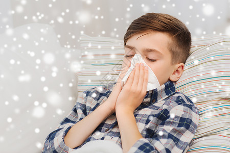 医疗保健,鼻炎,人医学生病的男孩流感躺床上,家里鼻子雪背景图片