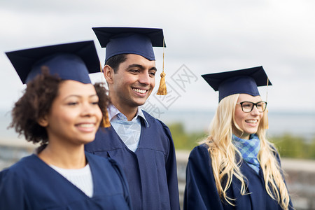 教育,毕业人的群快乐的国际学生砂浆板学士学位礼服户外图片