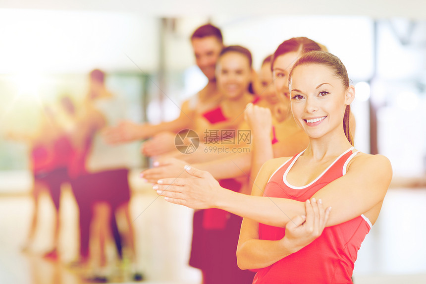健身,运动,训练,健身房生活方式的群微笑的人健身房伸展图片