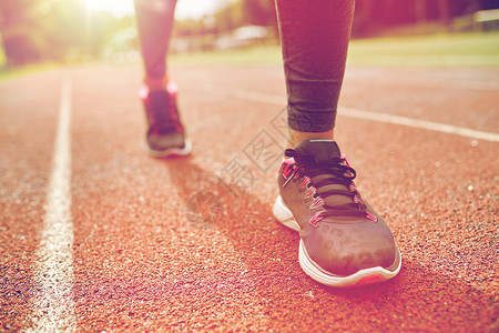 健身,运动,训练,人生活方式的女人的脚后跑轨道上图片