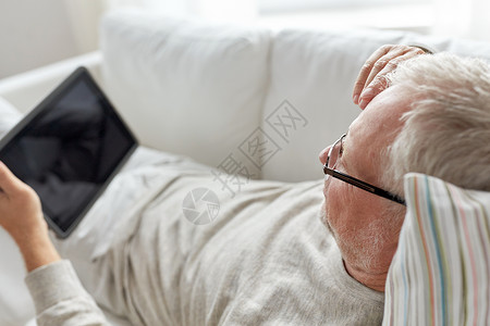 技术,老,人生活方式的老人与平板电脑电脑躺沙发上家图片