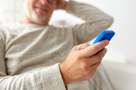 技术,人,生活方式沟通快乐的老人拨打电话号码短信智能手机家里图片