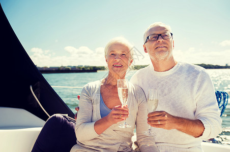 龄璃杯帆船,龄,旅行,假日人们的快乐的老夫妇带着香槟杯帆船游艇甲板上漂浮海上背景
