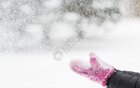 寒假,诞节人们的接近女人户外扔雪图片