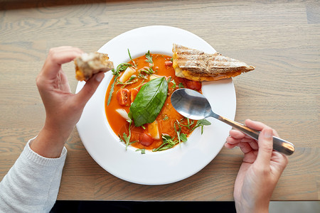 食物,晚餐,烹饪人们的女人餐厅吃加三明治勺子的西牙式汤图片