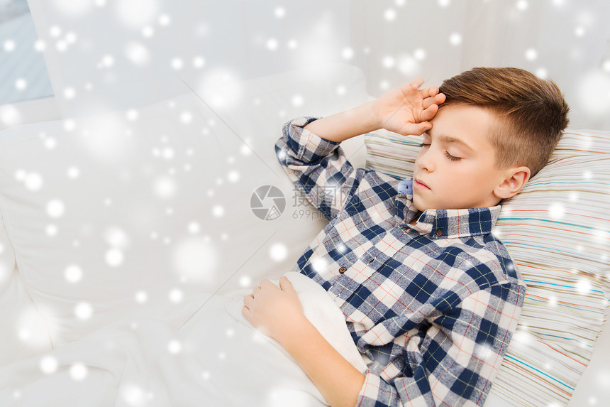 童,医疗保健,人医学生病的男孩流感躺床上,雪地上头痛图片