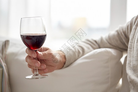 人,酒精饮料的近距离的老人手杯子与红酒家里图片