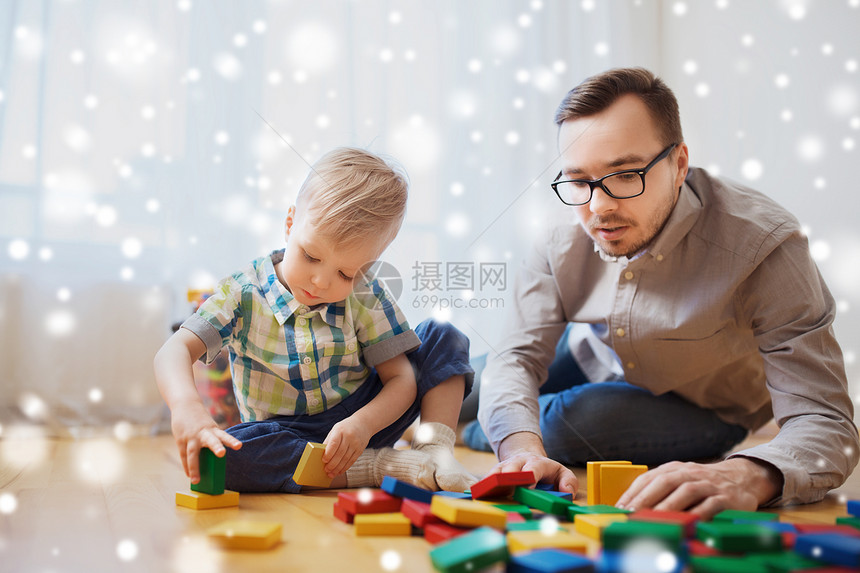 家庭,童,创造力,活动人的快乐的父亲小儿子家里玩玩具块雪地上图片
