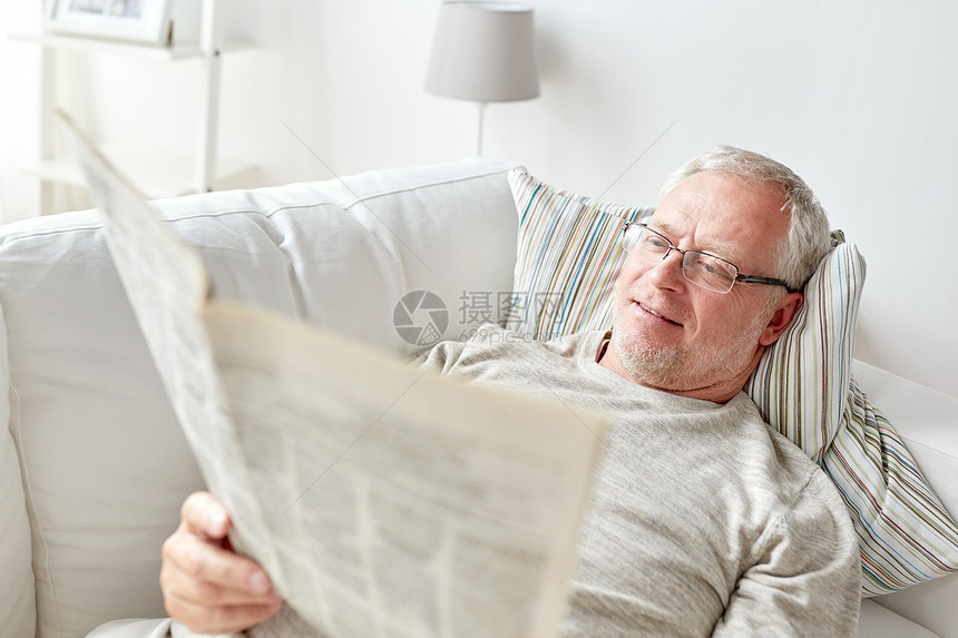 信息,人大众媒体的密切老人家阅读报纸图片