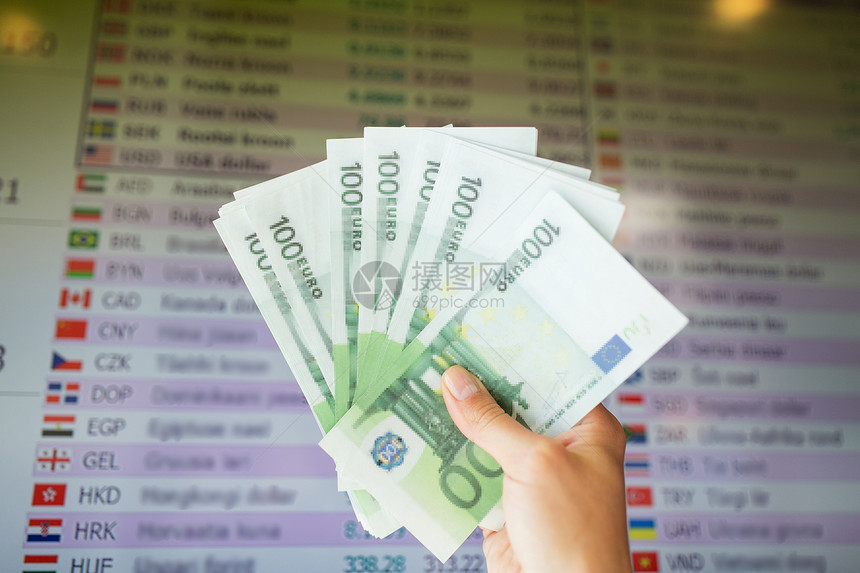 金融,货币换人的与欧元货币相比,汇率数字屏上图片