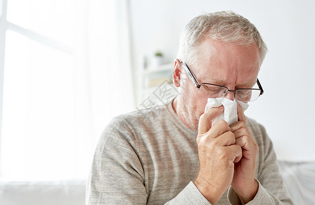 医疗保健,流感,卫生人的生病的老人用纸擦鼻涕家图片
