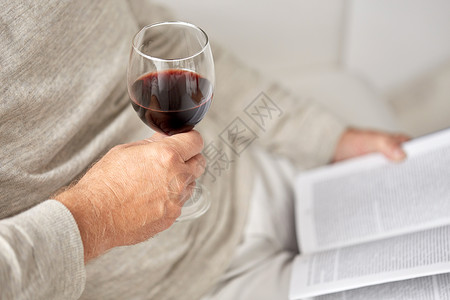 老酒精休闲人的用红酒杯书亲近老人图片