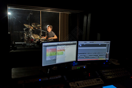 音乐,人商业声音混合控制台与监视器屏幕男音乐家播放鼓包录音室图片