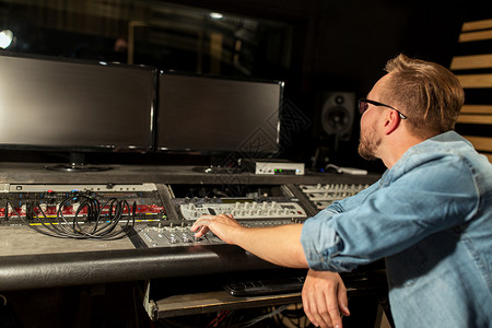 音乐,技术,人设备的人混合控制台录音棚音乐录音室混合控制台的人图片