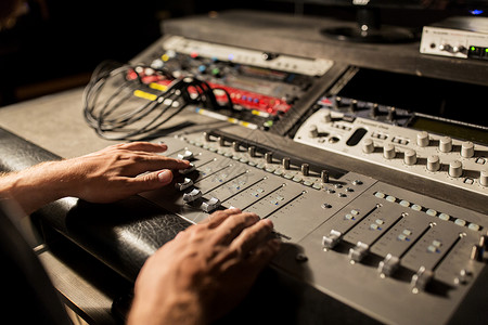 音乐,技术,人设备的人用混合控制台录音棚音乐录音室用混合控制台的人图片