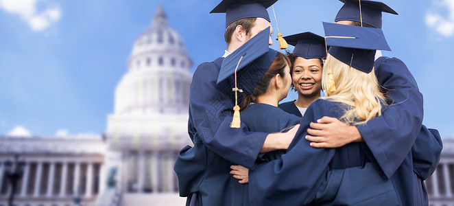 教育,毕业人的群快乐的国际学生迫击炮板学士礼服拥抱美国白宫背景图片