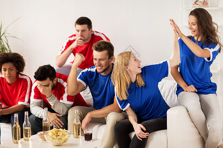 人,休闲,竞争体育快乐的朋友球迷喝啤酒,看足球比赛比赛家里图片