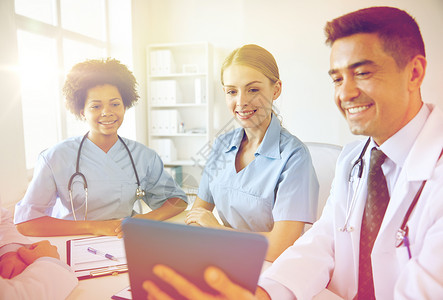 医学教育,保健,人,技术医学快乐的医生与平板电脑电脑会议医疗办公室图片