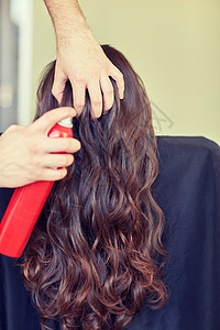 美容,发型人的特写女人的头造型师的手与头发喷雾制作美发沙龙图片