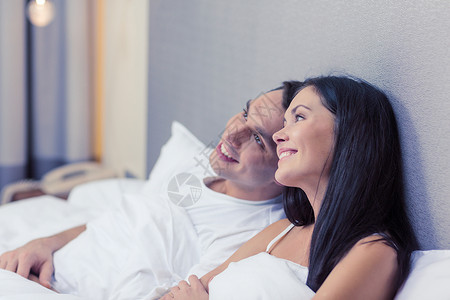 酒店,旅行,人际关系幸福幸福的夫妇床上梦高清图片