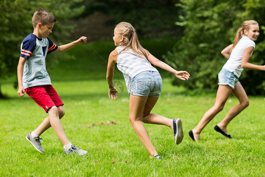友谊,童,休闲人的群快乐的孩子朋友夏季公园玩追赶游戏跑步图片