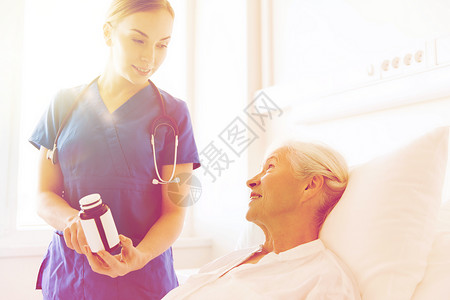 医学,龄,保健人的医生护士向医院病房的老年女子展示药物图片