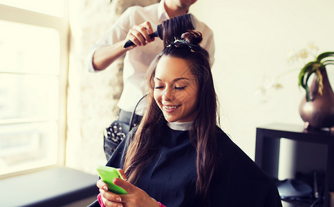 美容,发型人的快乐的轻女人与智能手机理发师沙龙发型图片