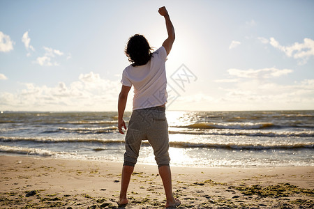 人,成功,成就权力海滩上举拳头的人图片