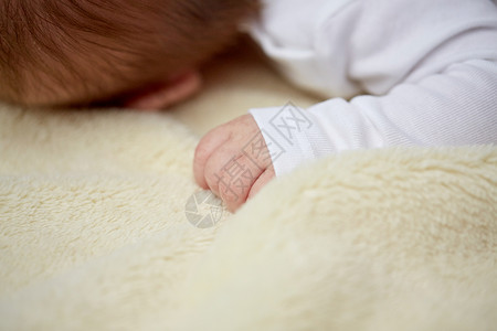 孩子人护理婴儿躺柔软的毛茸茸的毯子上图片