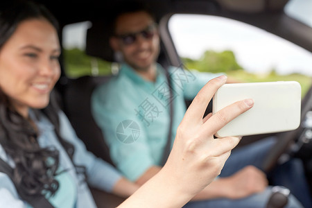 技术,旅行,度假,公路旅行人们的快乐的男人女人开车自拍智能手机图片
