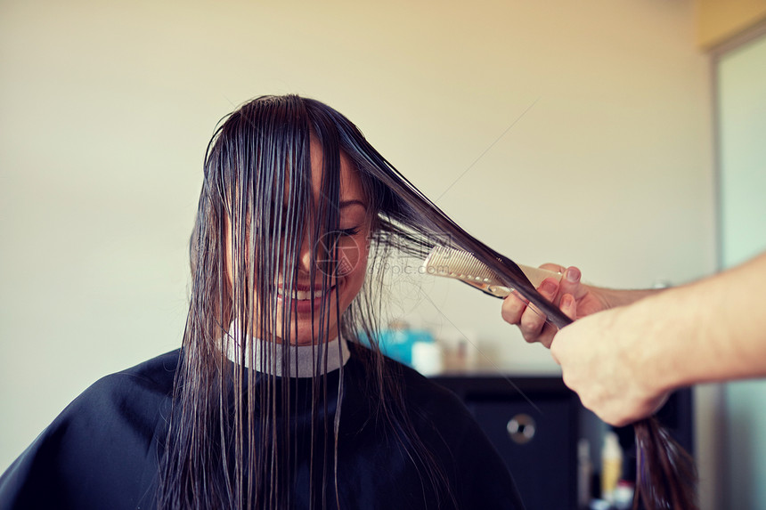 美容,发型人的快乐的轻女人理发师的手与剪刀梳子剪发提示沙龙图片