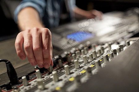 音乐,技术,人设备的人用混合控制台录音棚高清图片