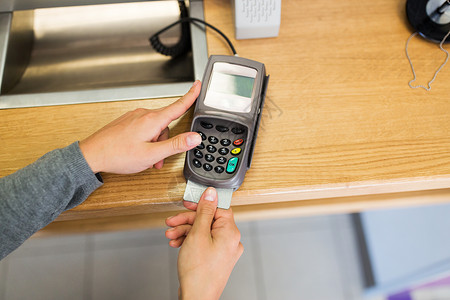 金融,金钱,技术,支付人的密切的手插入银行卡终端图片
