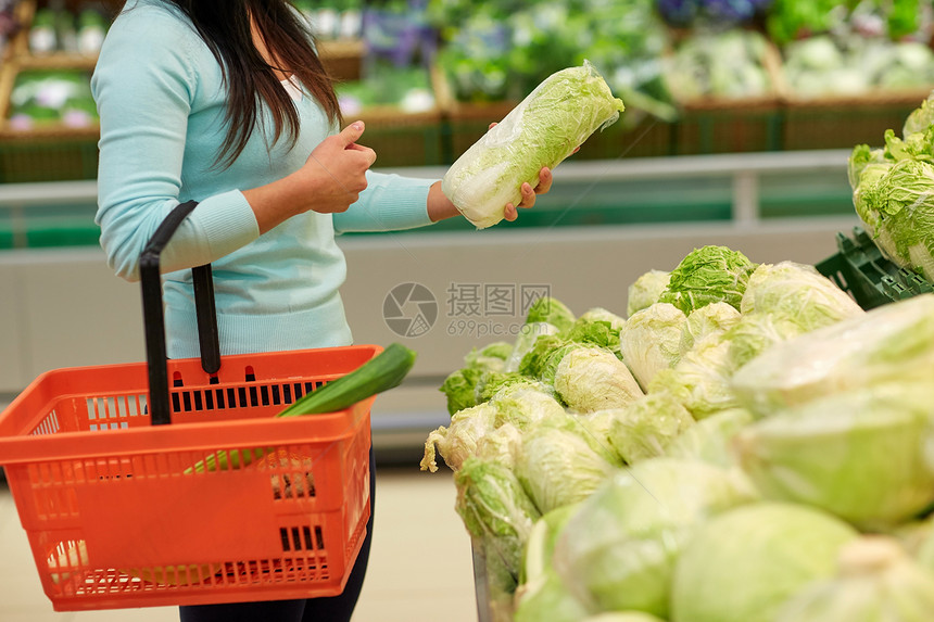 销售,购物,食物,消费主义人的女人带着篮子杂货店买大白菜图片