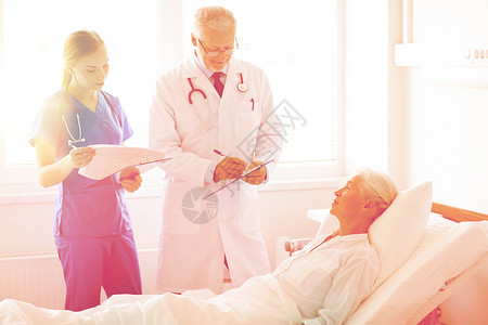 医学,龄,保健人的医生护士与剪贴板访问老病人妇女医院病房图片