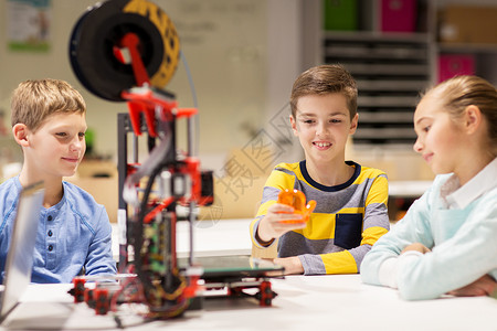 教育,儿童,技术,科学人的群快乐的孩子与3D打印机塑料细节原型机器人学校课程背景图片