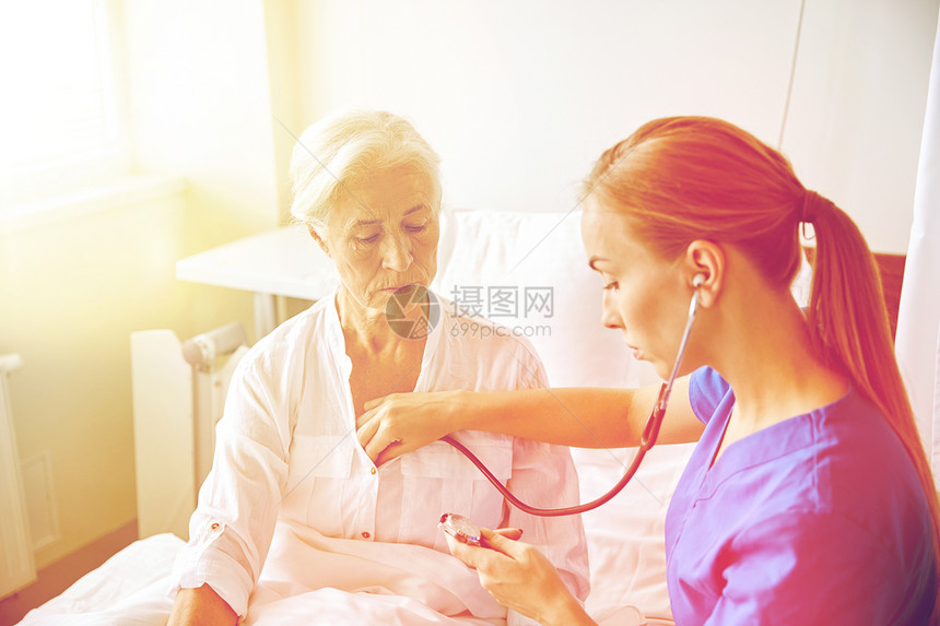 医学,龄,支持,保健人的医生护士用听诊器访问老妇女,并检查她的呼吸心跳医院病房图片