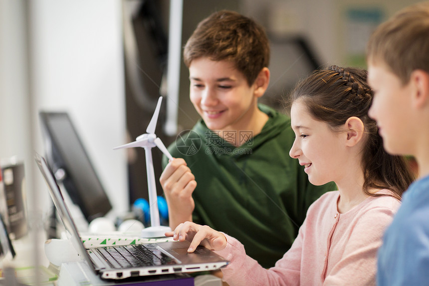 可再生能源,儿童,技术,科学人的群快乐的孩子朋友与笔记本电脑风力涡轮机模型学校图片