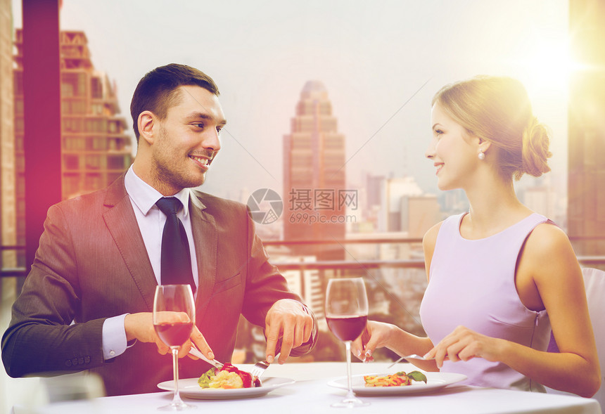 餐厅,夫妇假日微笑的夫妇餐厅吃红酒主菜图片