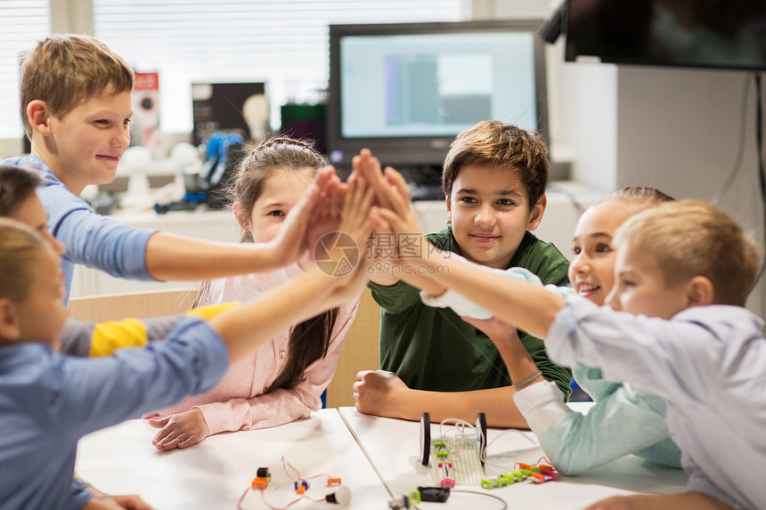 教育,儿童,技术,科学人的群快乐的孩子机器人学校建造机器人高五手势图片