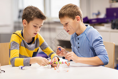 教育,儿童,技术,科学人的快乐的男孩机器人学校的课上建造机器人图片