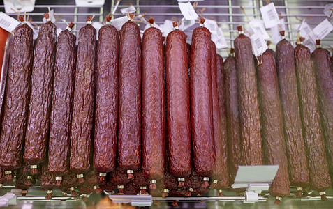 肉类产品,销售食品香肠杂货店摊位图片