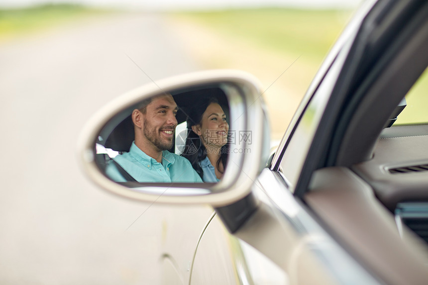 公路旅行,旅行人们的幸福夫妇驾驶汽车的镜子反射图片