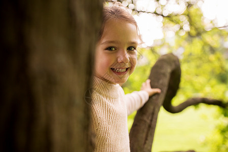 童,夏天人的快乐美丽的小女孩肖像户外图片