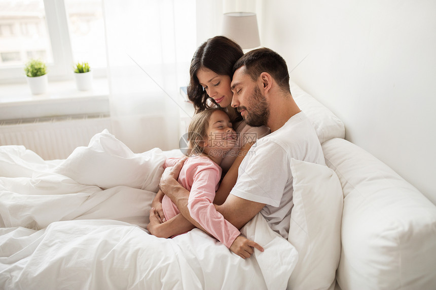 人,家庭早晨的快乐的孩子拥抱父母床上家图片