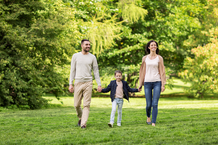 家庭,父母,收养人的快乐的母亲,父亲小女孩夏季公园散步图片