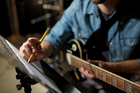 发人人,艺术娱乐活动男人与吉他写作笔记音乐书工作室背景