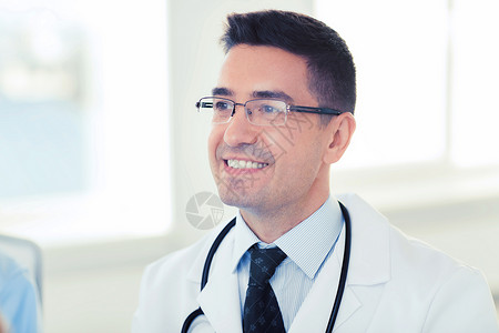 医疗保健,职业医学微笑的男医生穿着白色外套眼镜医院图片